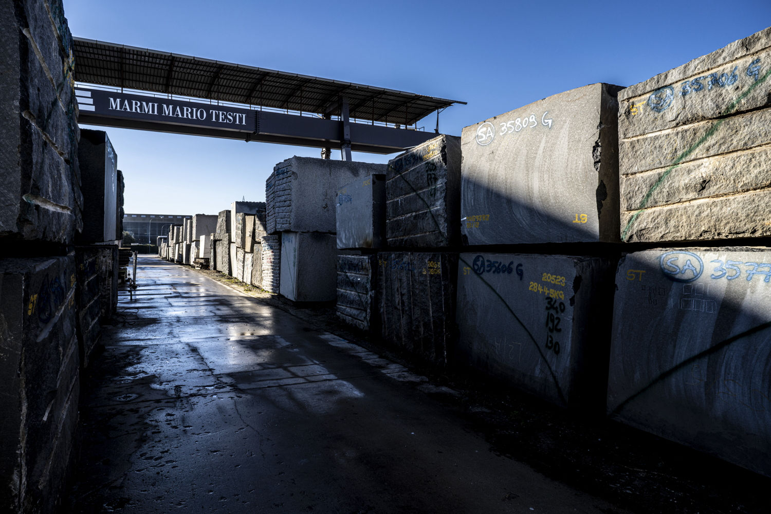 Panoramica segheria per taglio granito e quarzite