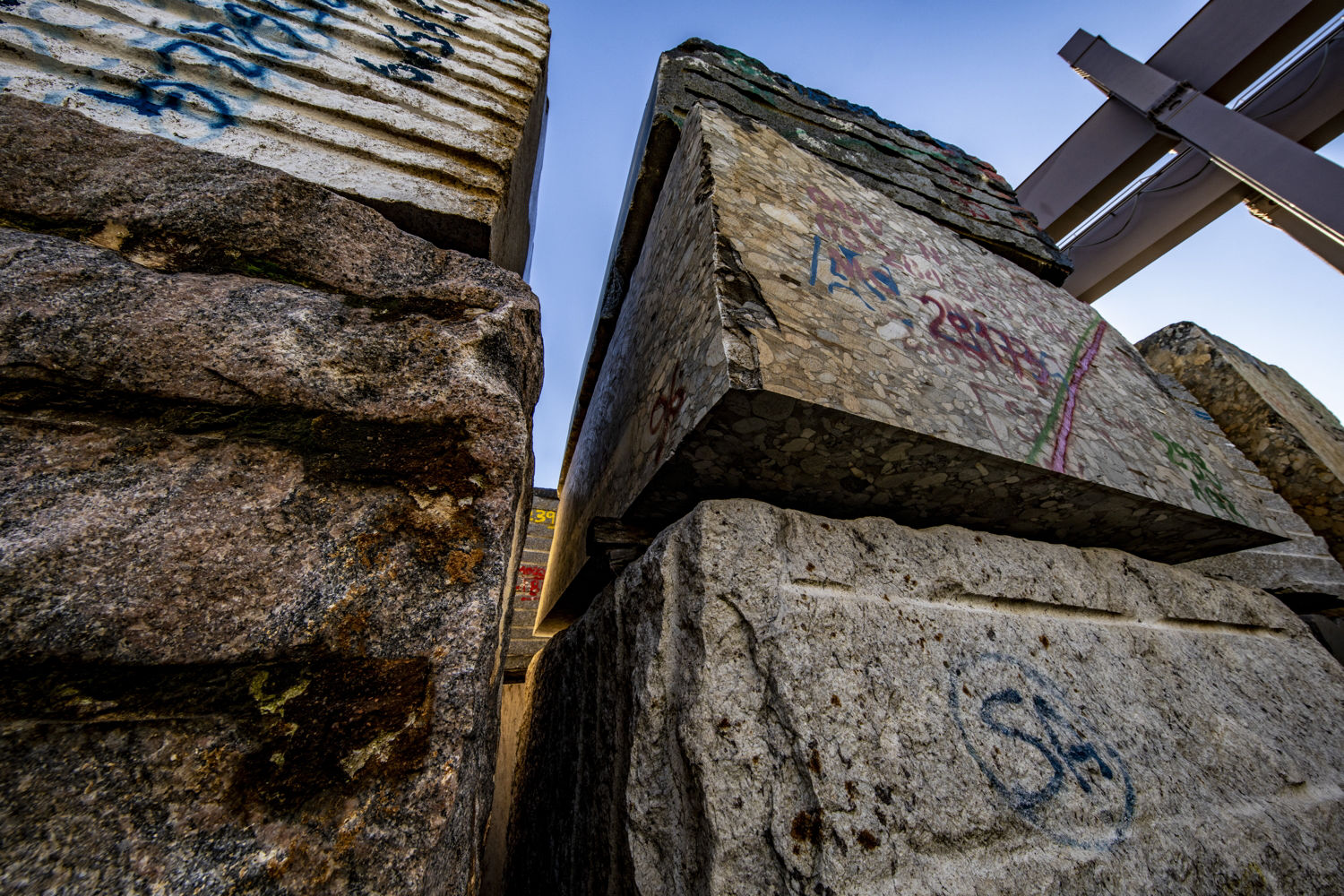 Gru a ponte e deposito granito e quarzite