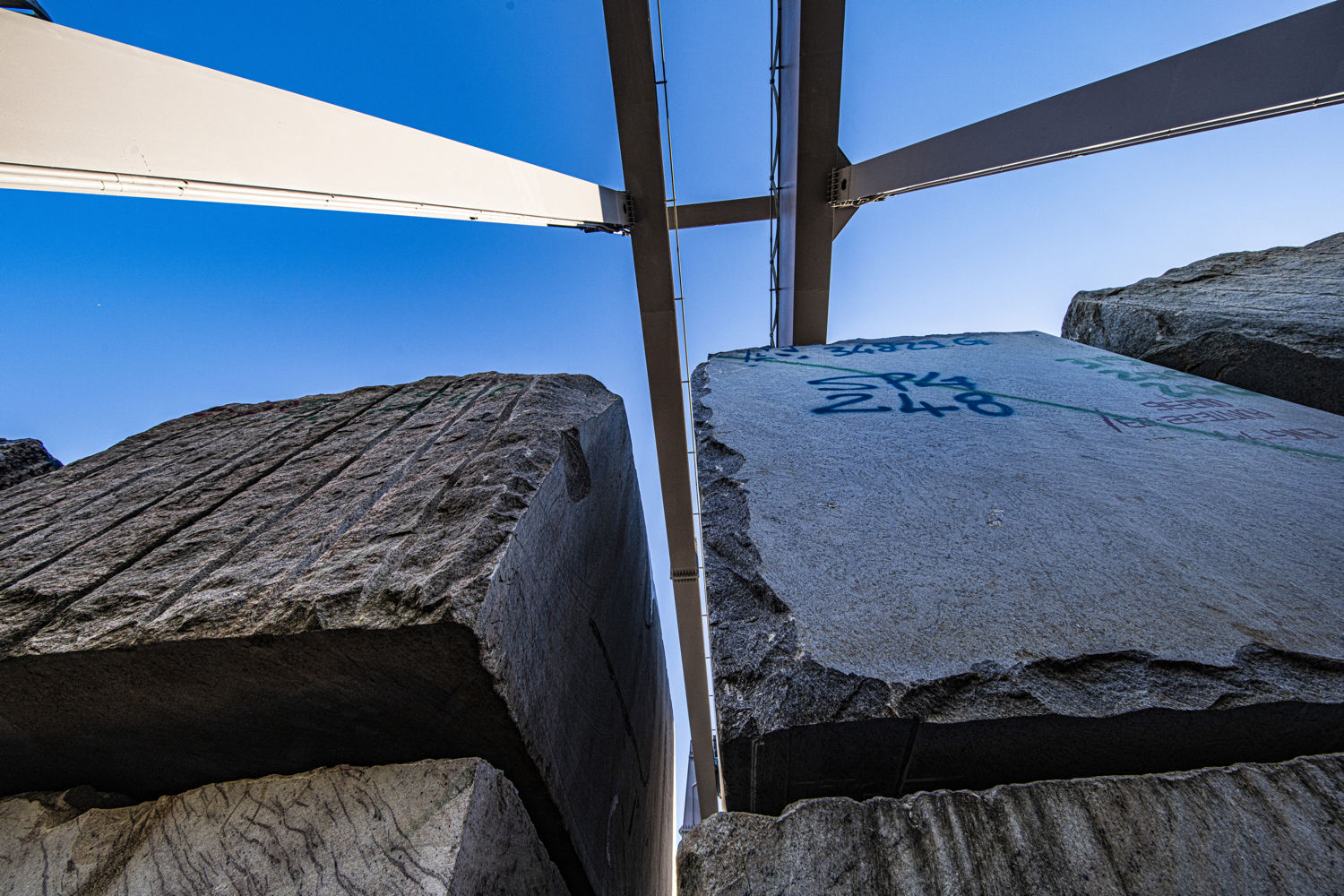 Gru a ponte e deposito granito e quarzite