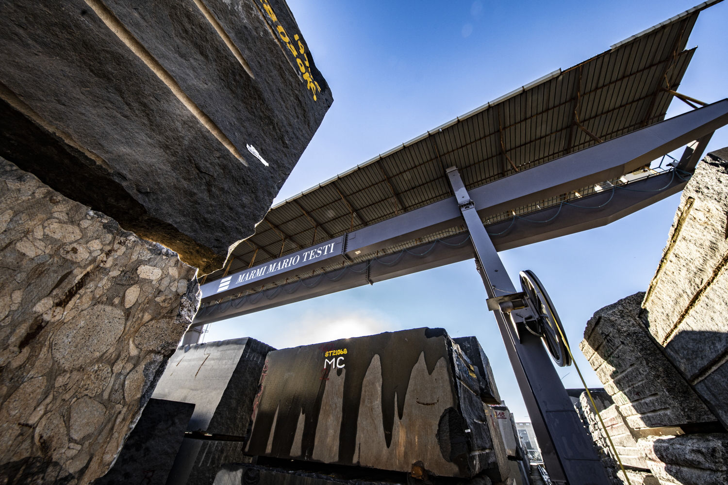 Gru a ponte e deposito granito e quarzite