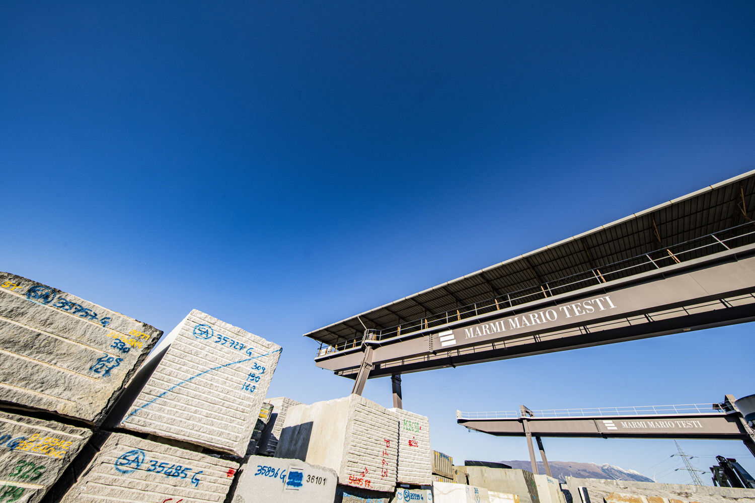 Gru a ponte e deposito granito e quarzite