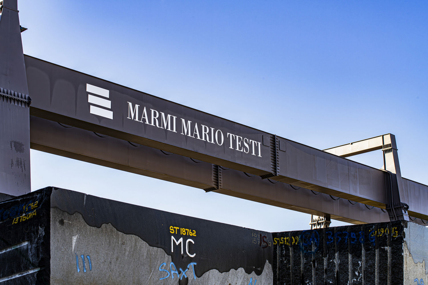 Gru a ponte e deposito granito e quarzite