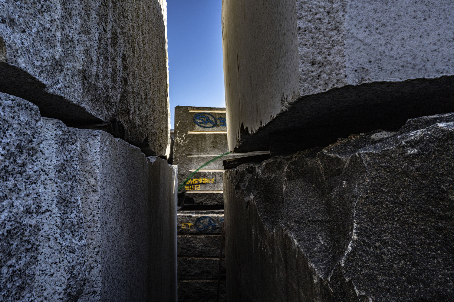 Stoccaggio blocchi granito e quarzite
