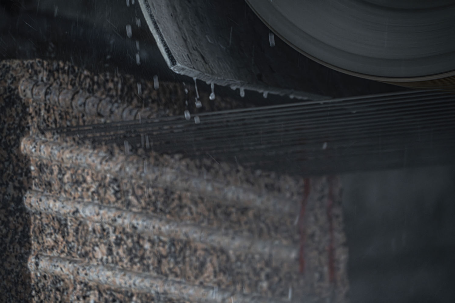 Particolare taglio multifilo su granito