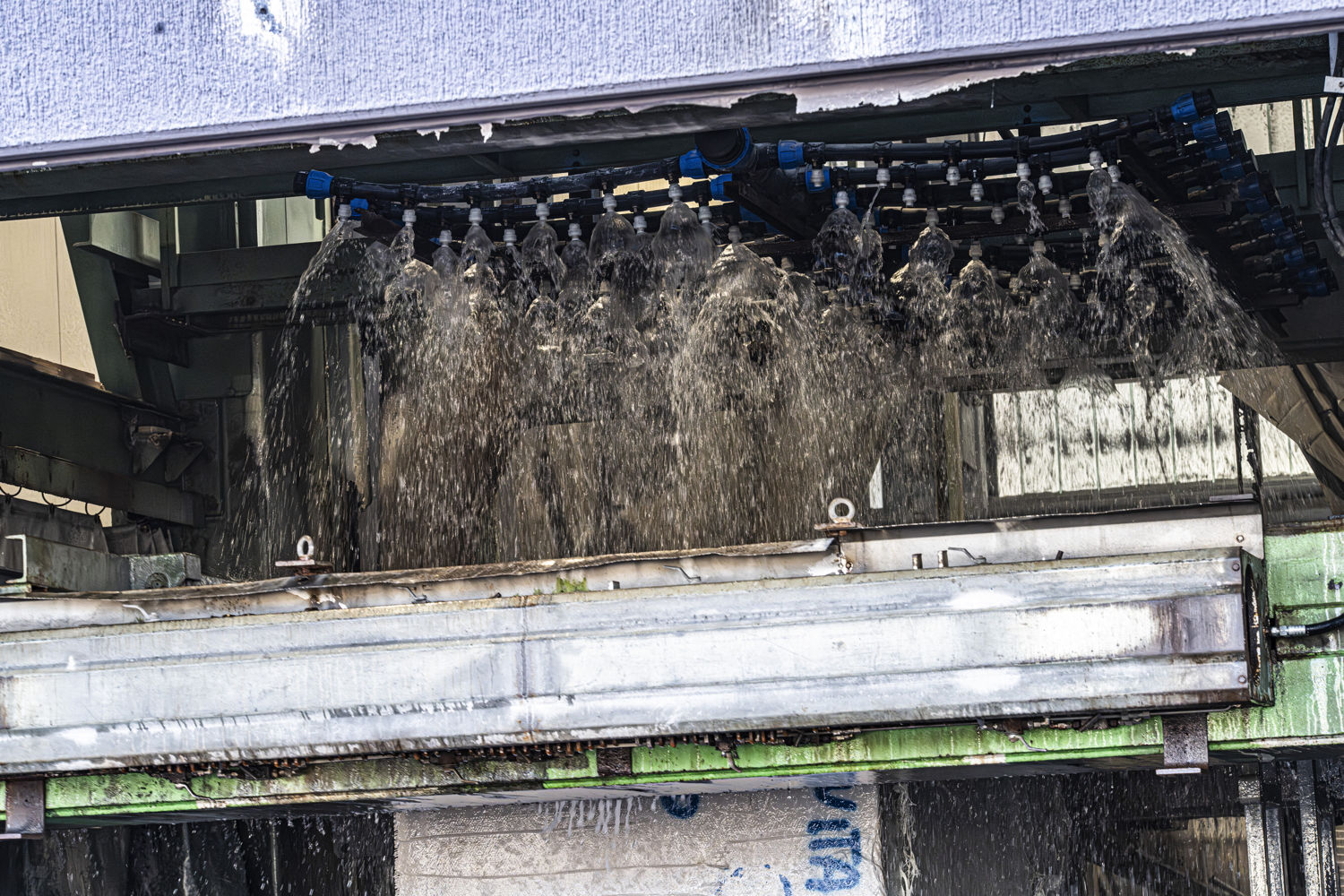 Diamond frame water spraying